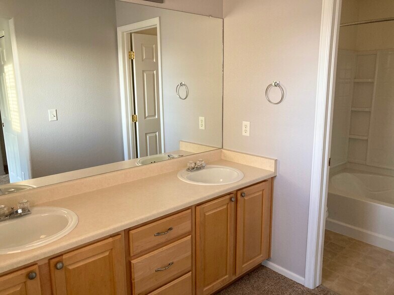 Master Bathroom - 15949 Longford Dr