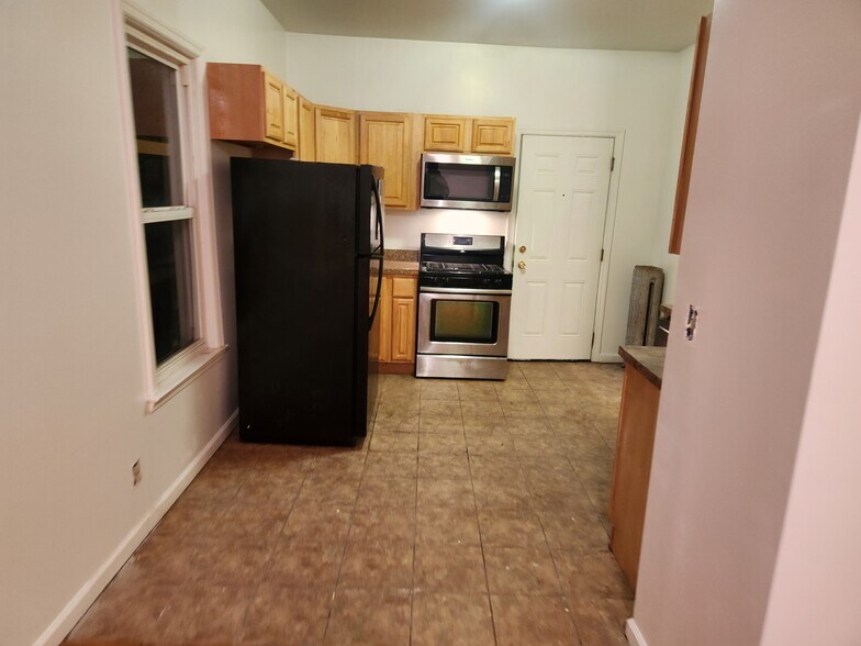 Building Photo - 68 Llewellyn Ave