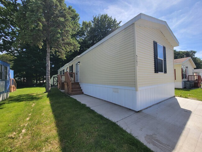 Building Photo - 5151 Rhine Dr