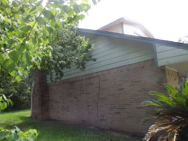Building Photo - 501 S Holmes St