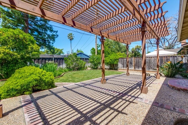 Building Photo - Charming Updated 4 Bedroom Home in Santa C...