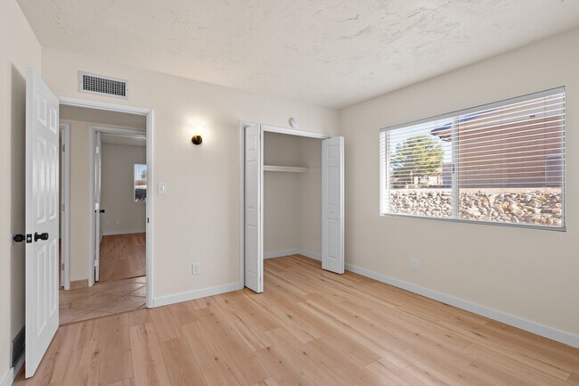 Building Photo - 280 S Atlanta Dr