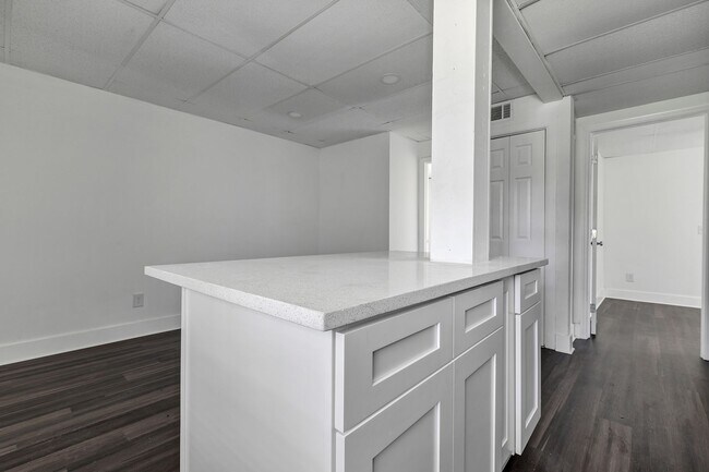 Building Photo - 2027 30th Ave N