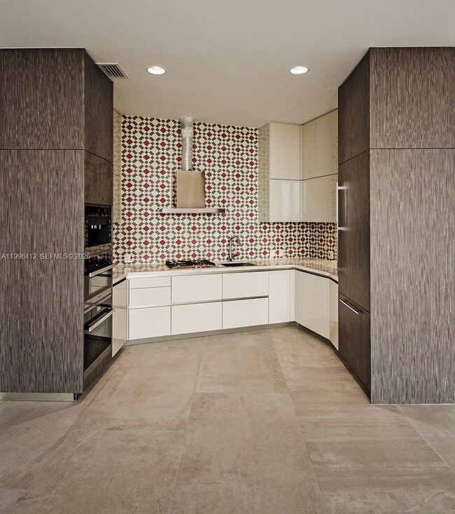 Building Photo - 2669 S Bayshore Dr