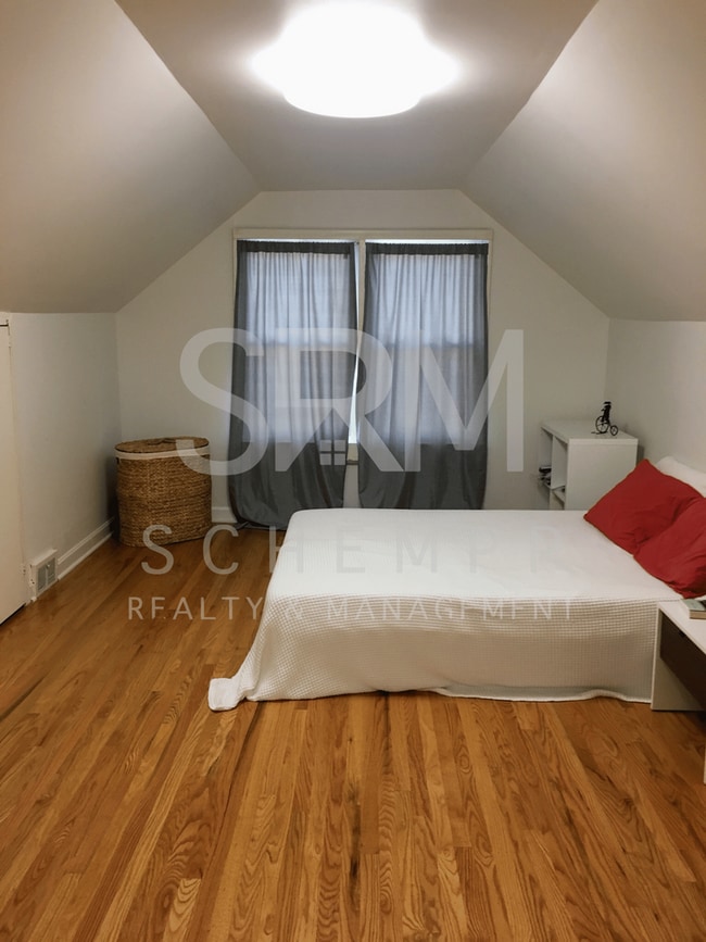 Building Photo - Updated 4BR with two living spaces in Hikes Point **Available Now**
