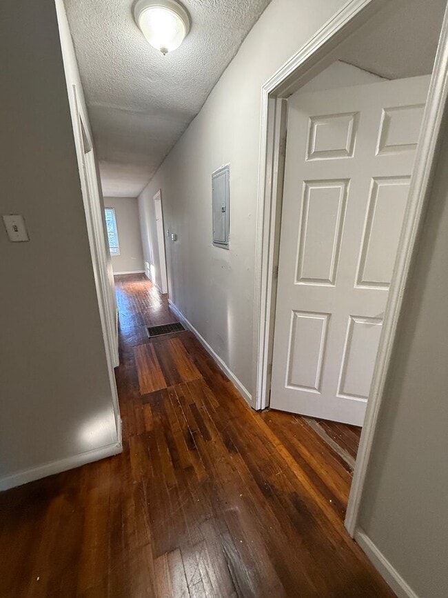 Building Photo - Charming 3 Bedroom Home on Secluded Street – Available Now!