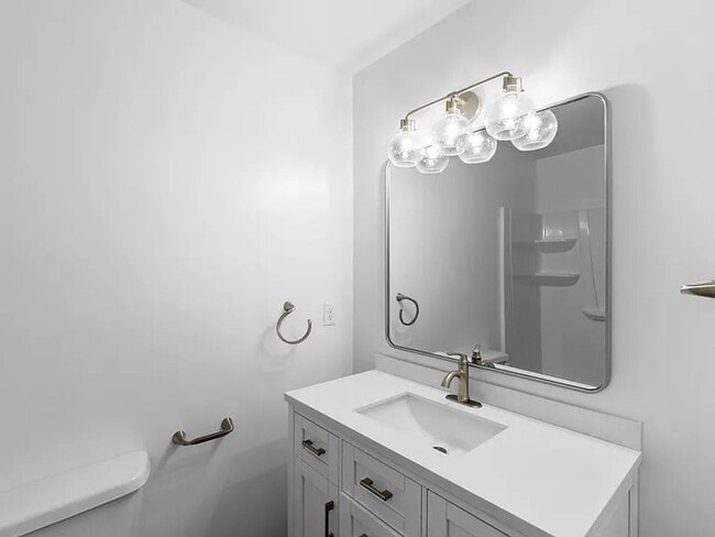 Building Photo - Renovated 4-Bedroom, 3-Bathroom Home in Mi...