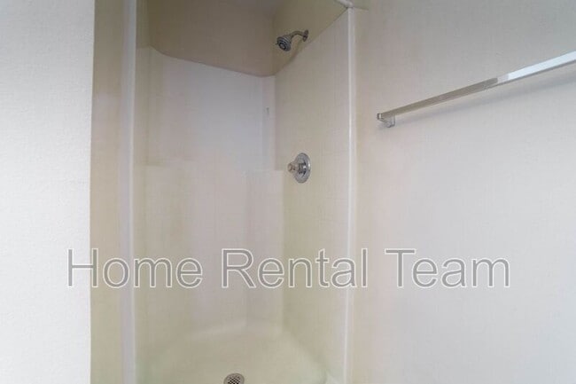 Building Photo - 37 Twin Oaks Pl