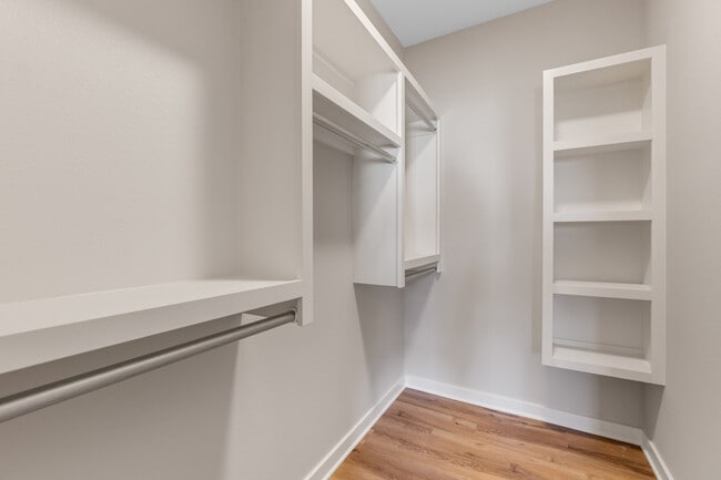 Building Photo - 2400 N Woodlawn Blvd