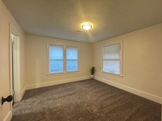 Building Photo - 304 N Cimarron Ave