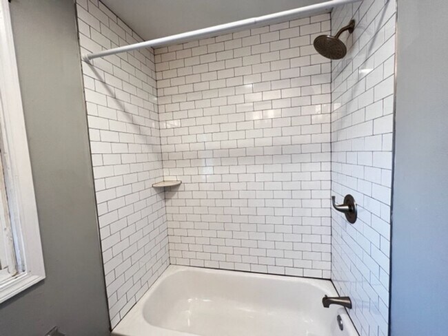 Building Photo - 3 BR/ 1 BA w/ renovated kitchen and bath