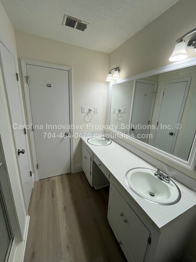 Building Photo - 4535 Dawnwood Dr