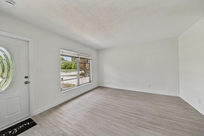 Building Photo - 317 SW 19th St