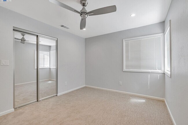 Building Photo - 390 Grovewood Loop N
