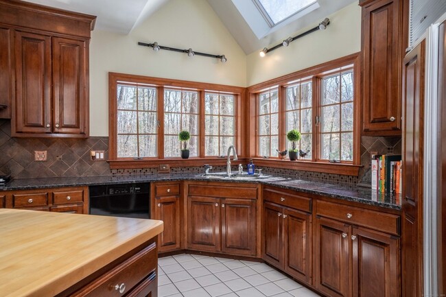 Building Photo - 3 Eton Pl