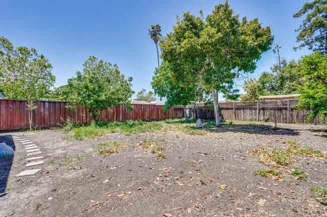 Building Photo - Charming updated 3 bedroom, 1 bathroom hom...