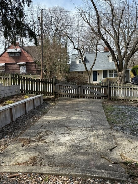 Building Photo - 407 Calvin Ln