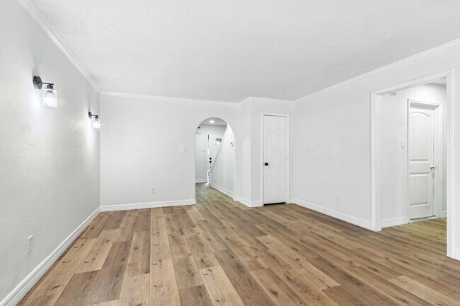 Building Photo - 606 Orangewood Dr