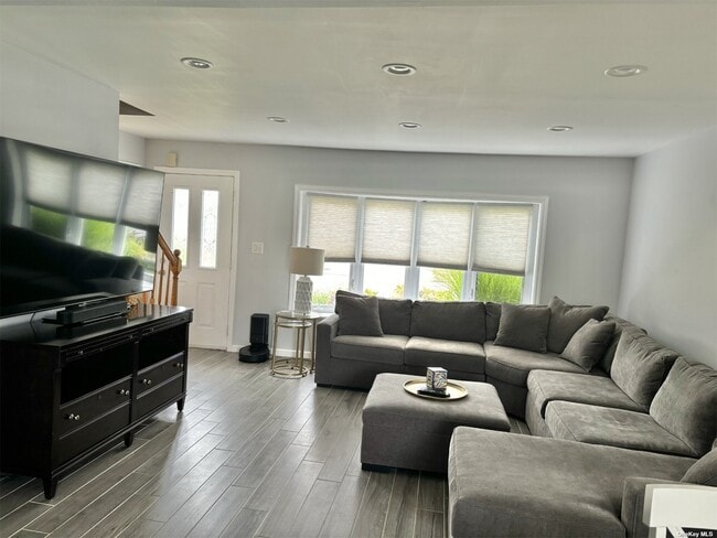 Building Photo - 328 Fern Pl