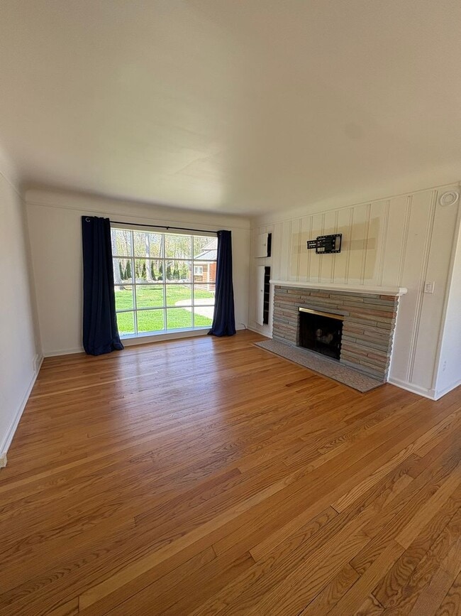 Building Photo - Charming 3-Bedroom Home with Spacious Backyard – Prime Location