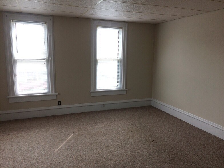 Building Photo - 106 West Paradise Street