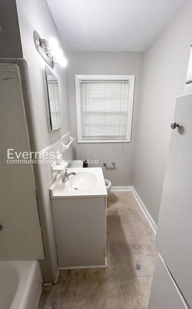 Building Photo - 224 13th Ave NE