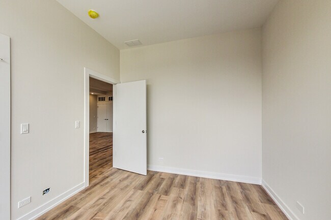 Building Photo - 2827 N Clybourn Ave
