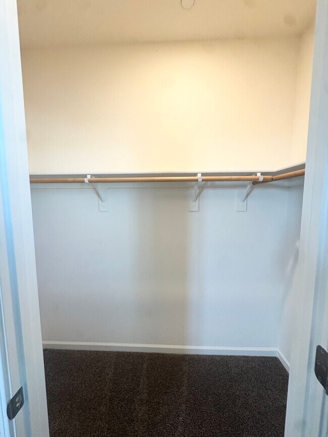 Building Photo - Stunning 5BR Home with Pool, Loft & 3-Car Garage!