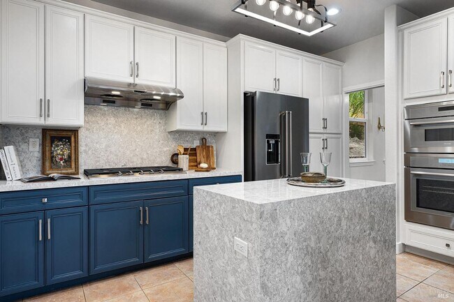 Building Photo - Luxury Living in Fountaingrove