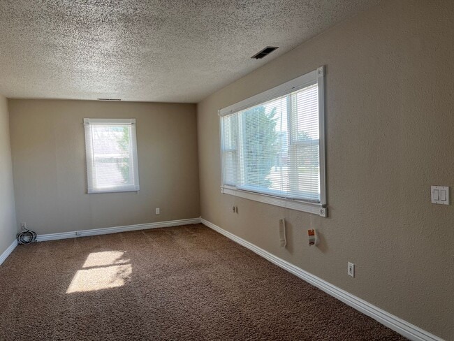 Building Photo - 2 BEDROOM, 1 BATHROOM SINGLE FAMILY HOME