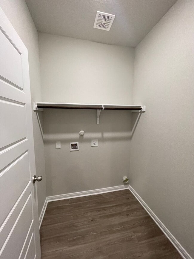 Building Photo - Luxury 3/2 duplex in NBTX