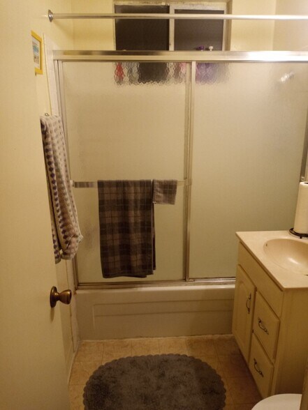 Bathroom - 4212 W 154th St