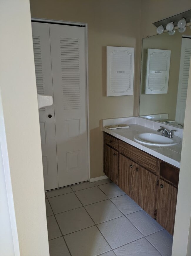 Building Photo - Oakwood Villas - Two Bedroom Two Bath Town...