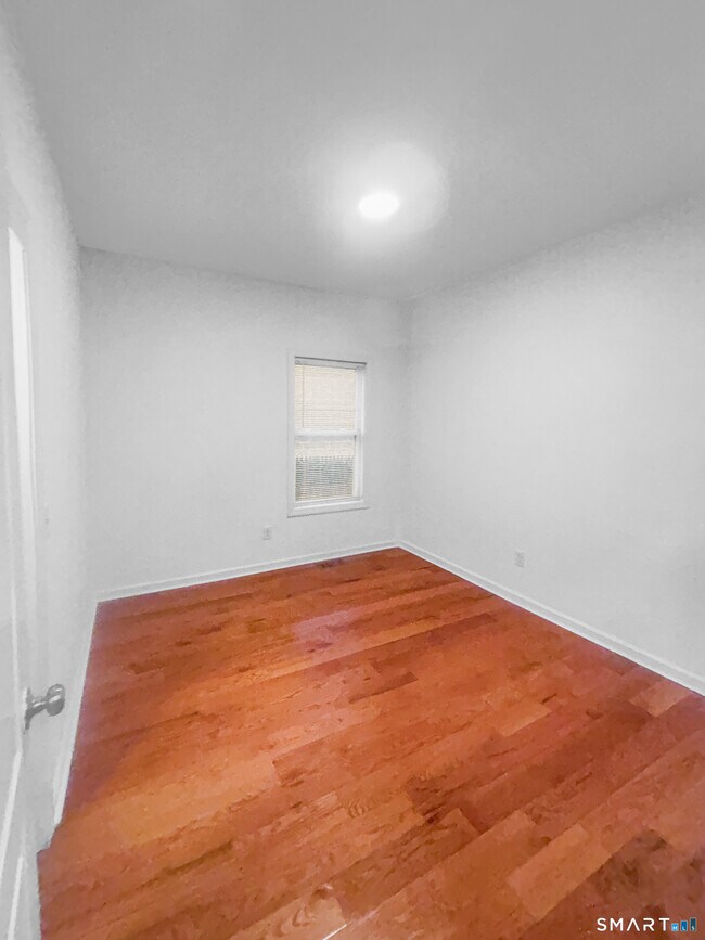 Building Photo - 1042 Iranistan Ave