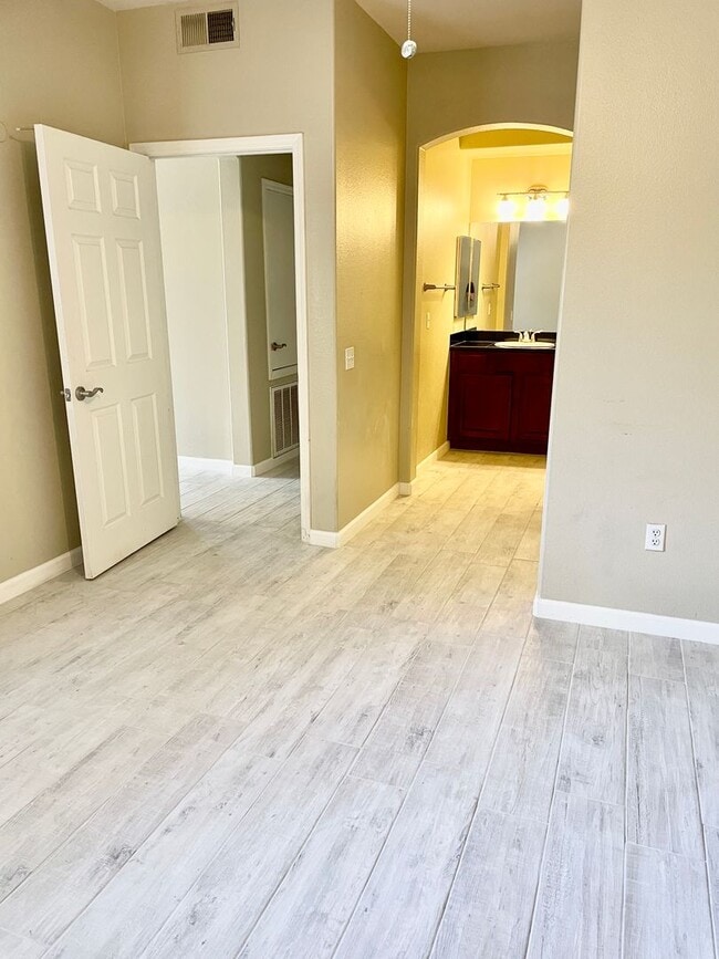 Building Photo - Stunning 3 Bedroom Condo In Scottsdale!