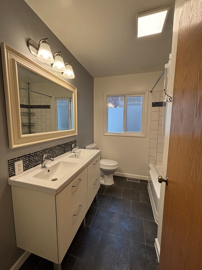 Building Photo - 7912 N Dwight Ave