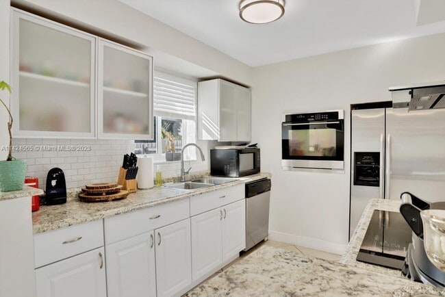 Building Photo - 4741 SW 42nd Ter