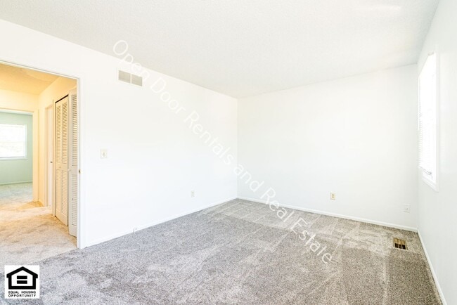 Building Photo - 5005/5007 Vermont Ln.