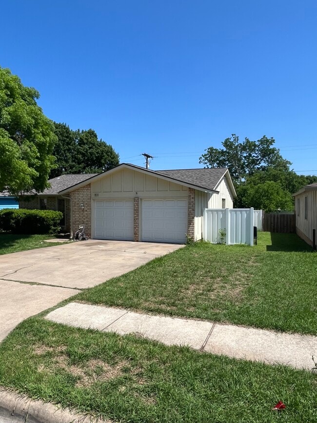 Building Photo - 801 Cactus Dr