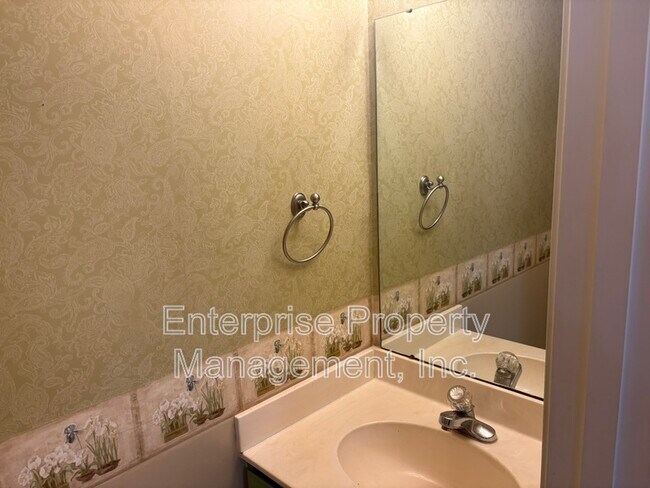 Building Photo - 6894 Hedgewood Ln