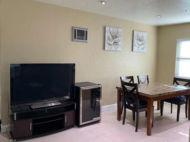 Building Photo - 4220 Fifth Ave