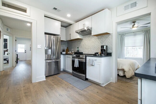 Building Photo - 919 SW 6th Ave