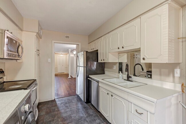 Building Photo - 7600 Burgoyne Rd