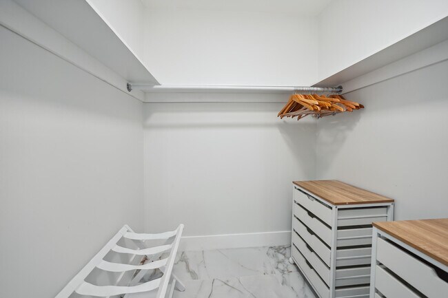 Building Photo - 4091 Lakespur Cir N