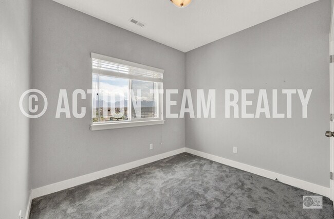 Building Photo - Top Floor Condo in Saratoga Springs!