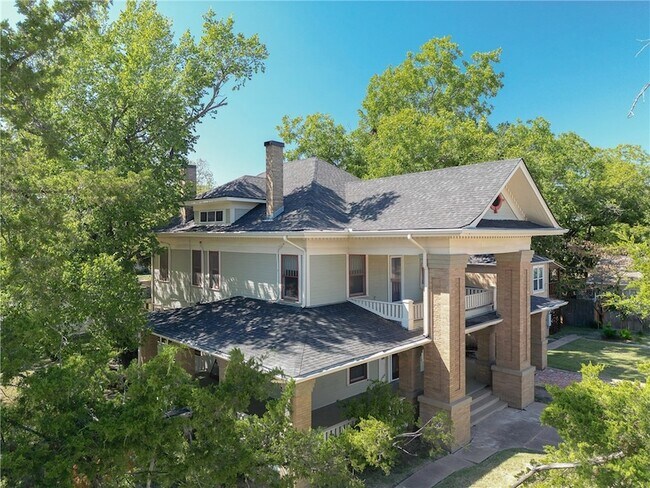 Building Photo - 206 S Sims Ave