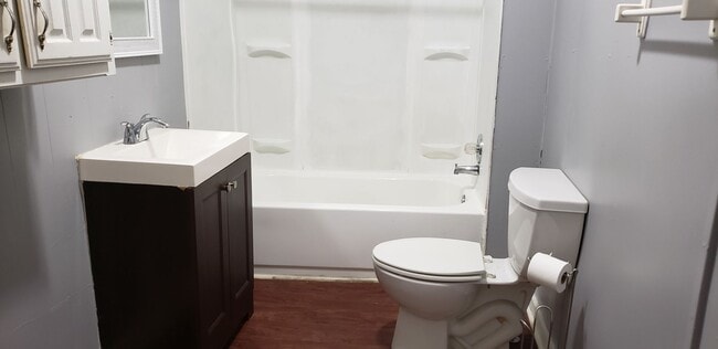 Building Photo - 611 N Anglin St