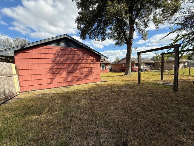 Building Photo - 1857 Huge Oaks St