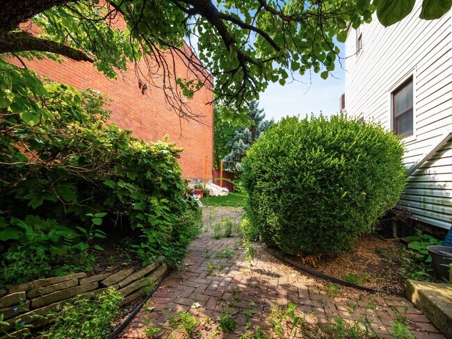Building Photo - 1206-1208 Indianola Avenue