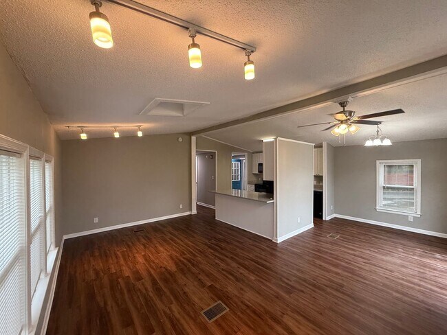 Building Photo - **Renovated**2 bed 2 bath home